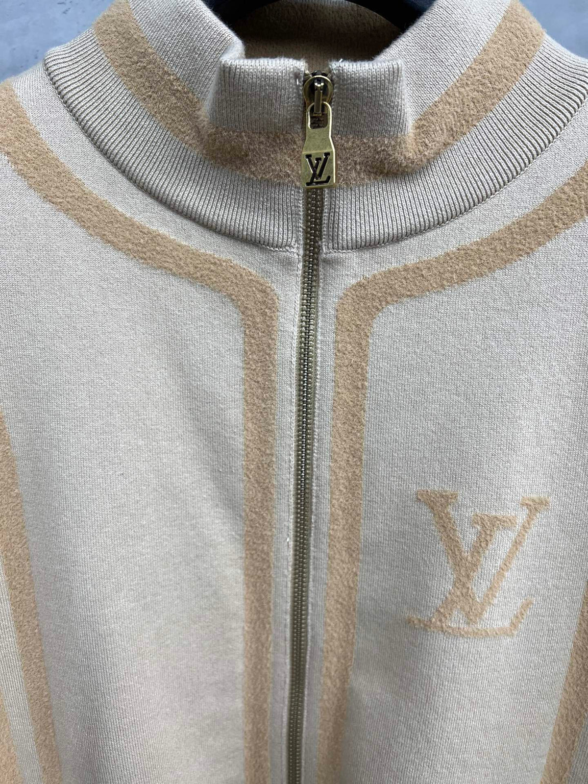 ZIP-UP KNIT JACKET WITH CONTRAST PANEL DESIGN