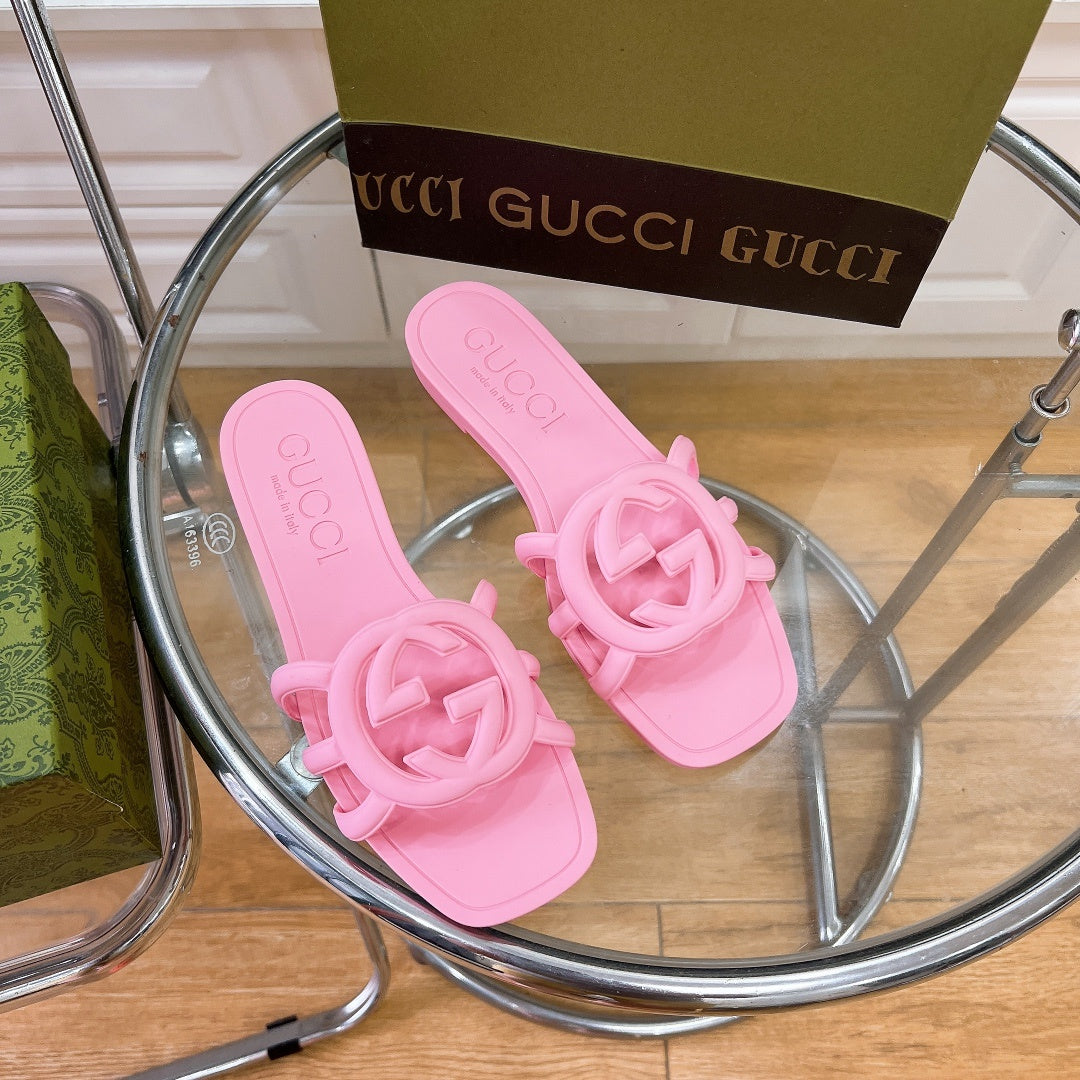 PASTEL PINK RUBBER SLIDE SANDALS WITH ROUND EMBLEM