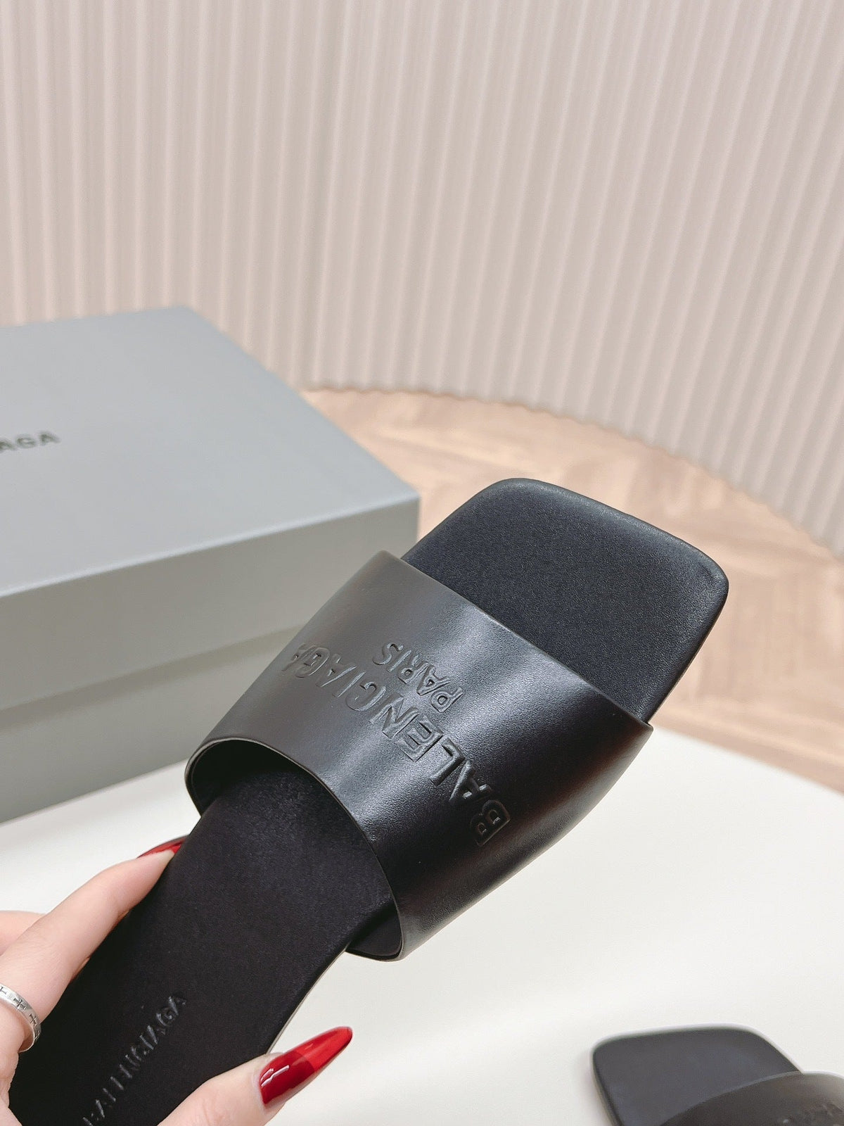 BLACK MINIMAL FLAT MULES