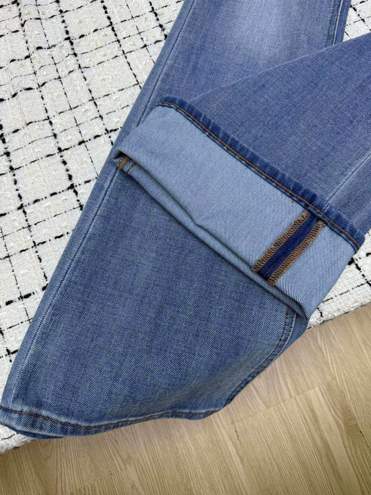 CLASSIC HIGH-RISE FLARED DENIM JEANS