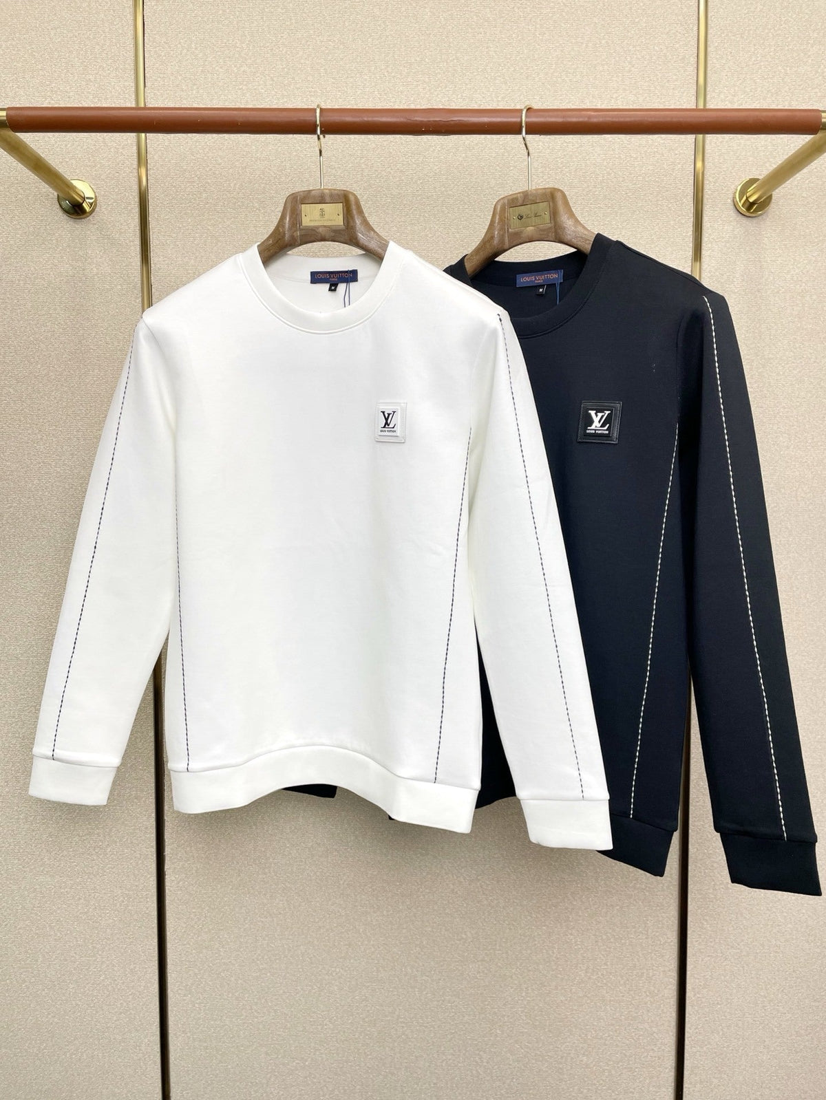 MINIMAL CREWNECK SWEATSHIRT WITH CONTRAST STITCHING