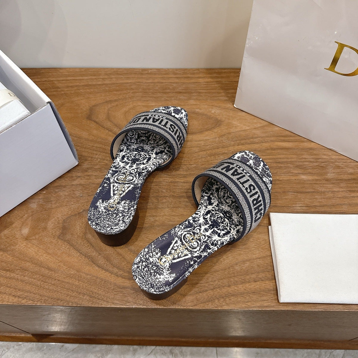 BLACK & WHITE TOILE LOGO SLIDE SANDALS