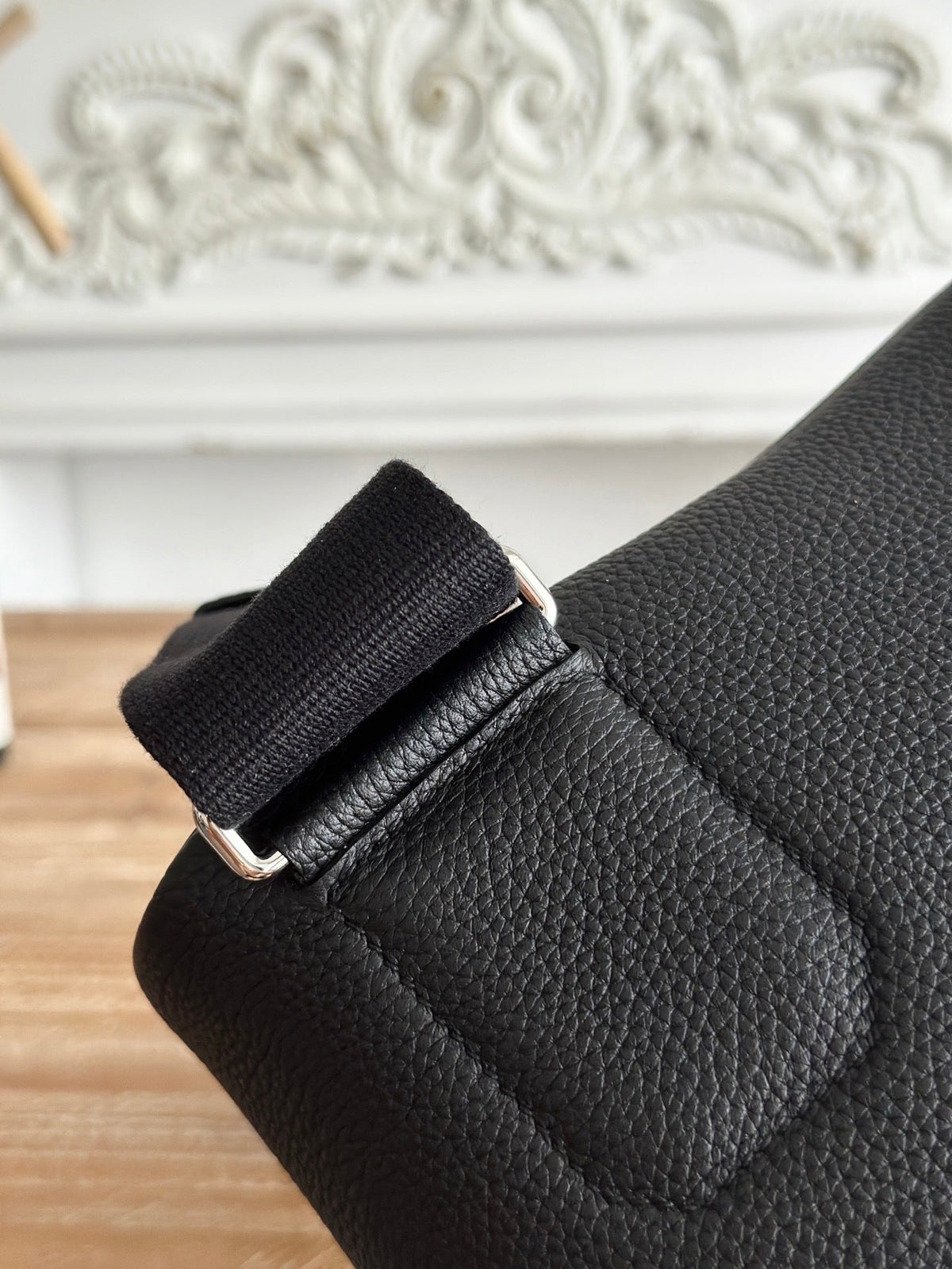 STRUCTURED LEATHER LOCK CROSSBODY BAG