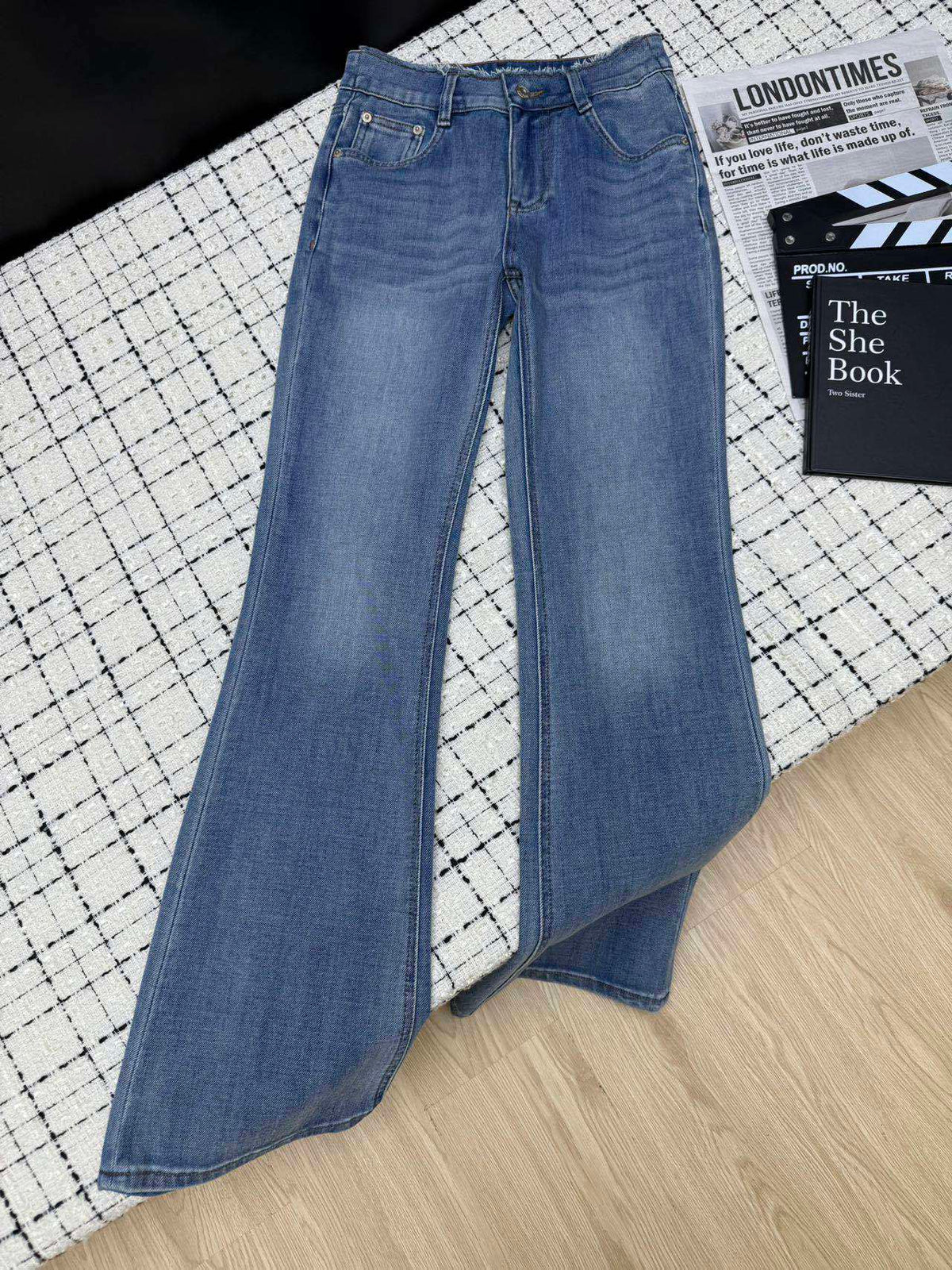 CLASSIC HIGH-RISE FLARED DENIM JEANS