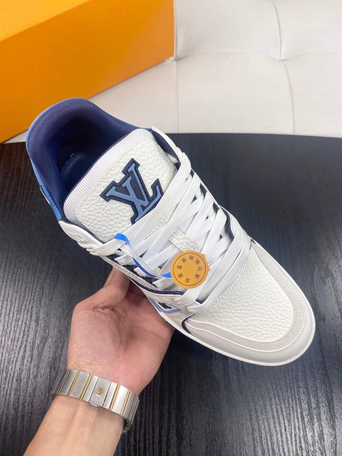 LOW-TOP LEATHER SNEAKERS WITH BLUE ACCENTS
