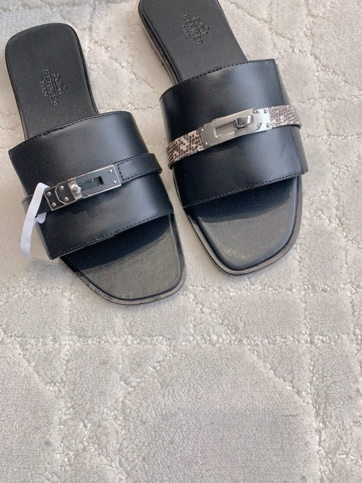 BLACK FLAT SLIDES WITH MINIMALIST STRAP DETAIL