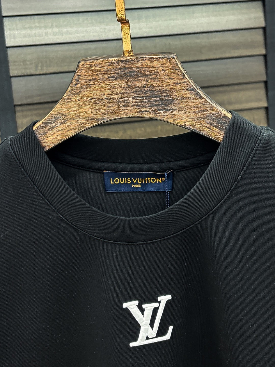 MINIMAL EMBROIDERED SHORT SLEEVE T-SHIRT