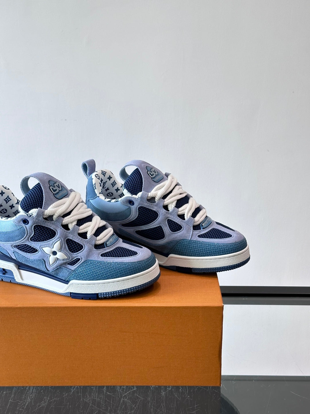 BLUE AND GREY LOW-TOP SNEAKERS WITH MESH PANELS