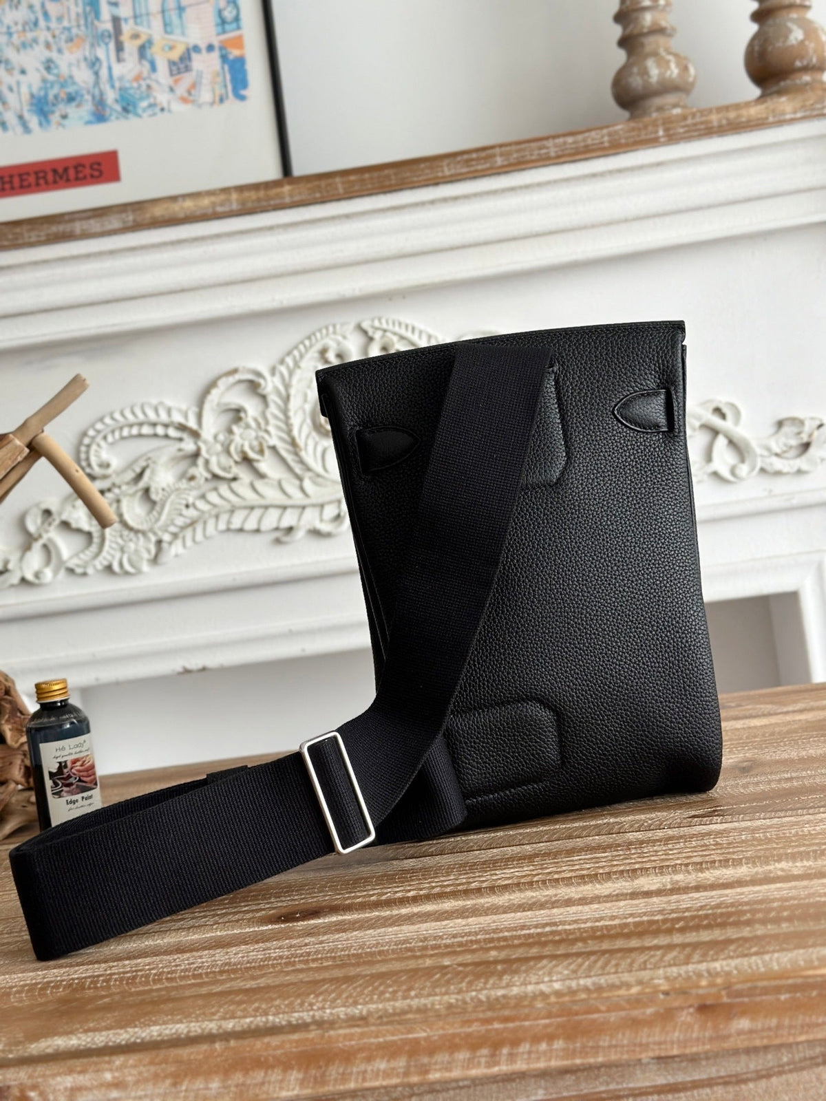 STRUCTURED LEATHER LOCK CROSSBODY BAG