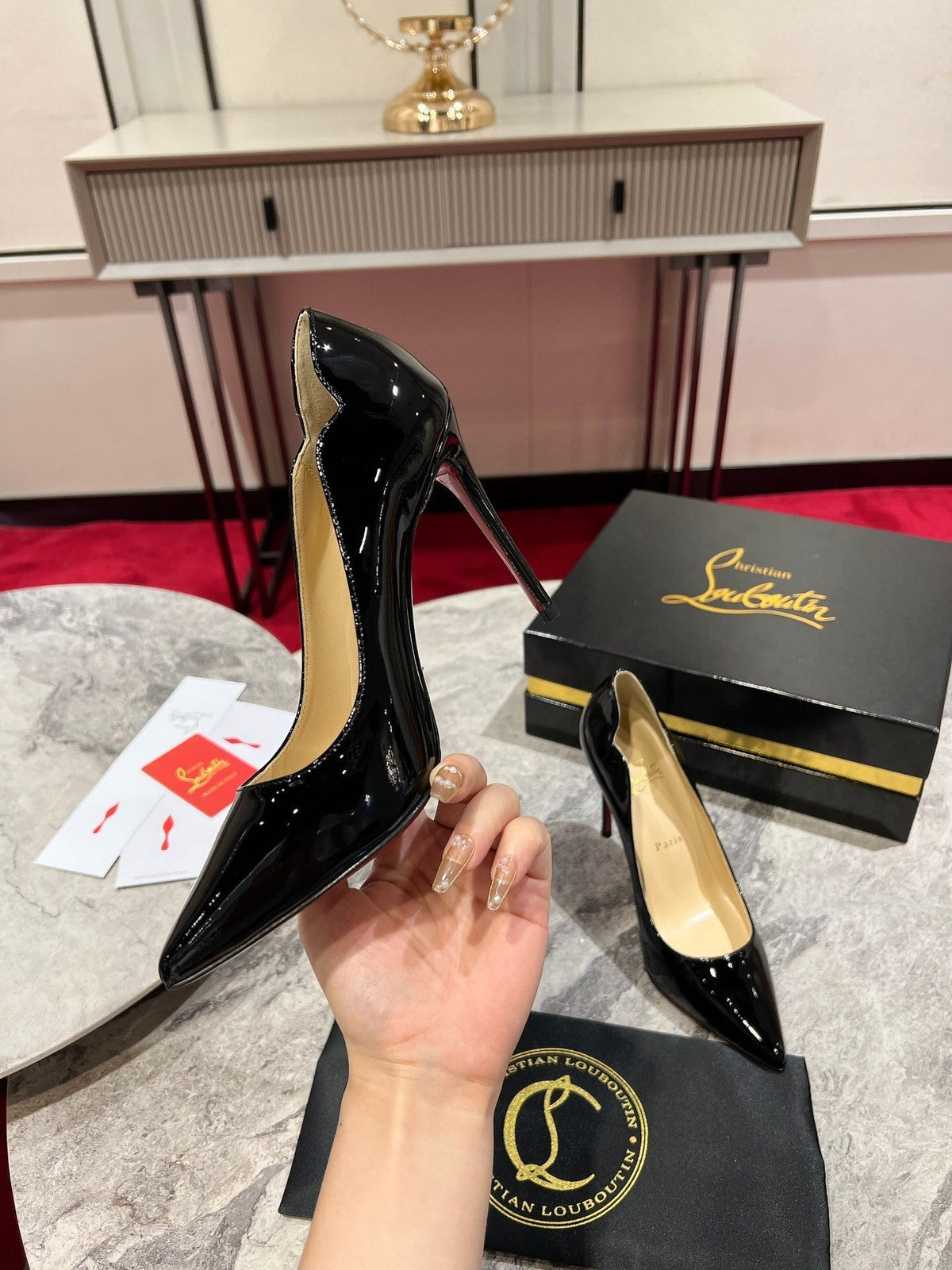 BLACK PATENT SCALLOPED POINTED PUMPS