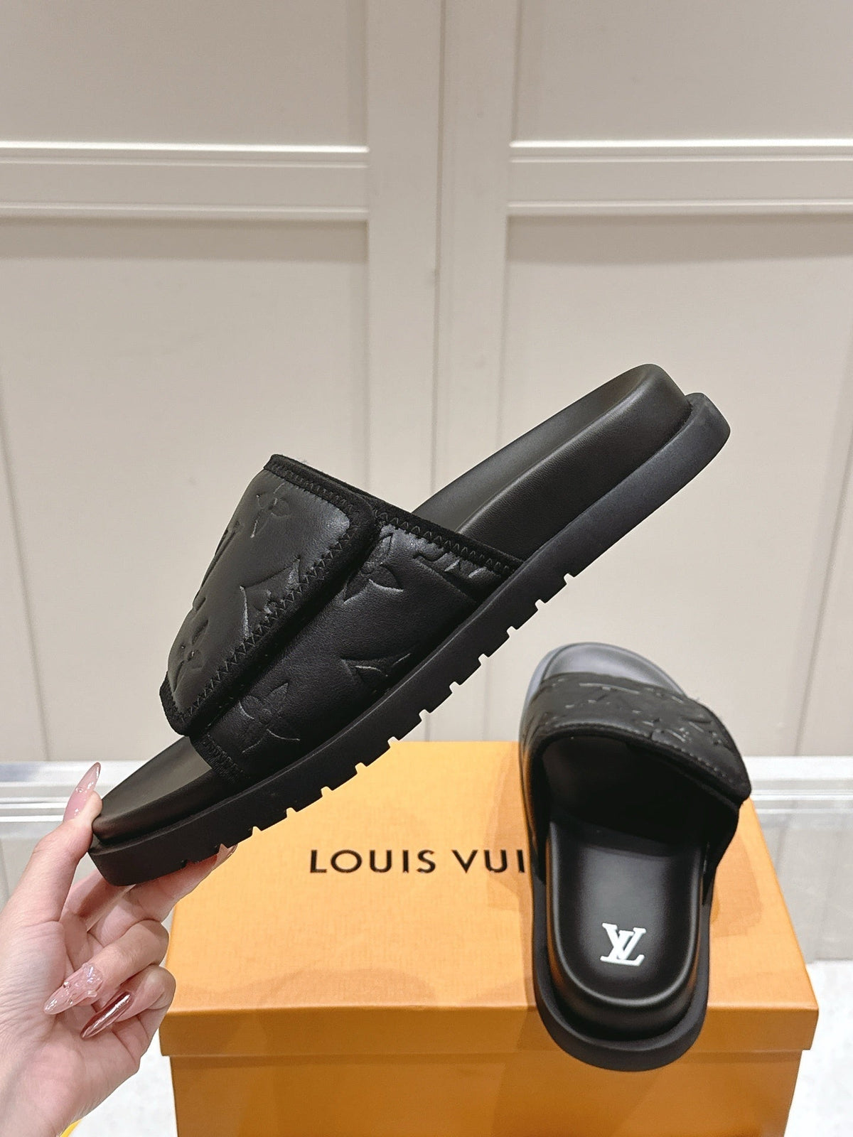 BLACK EMBOSSED SLIDE SANDALS