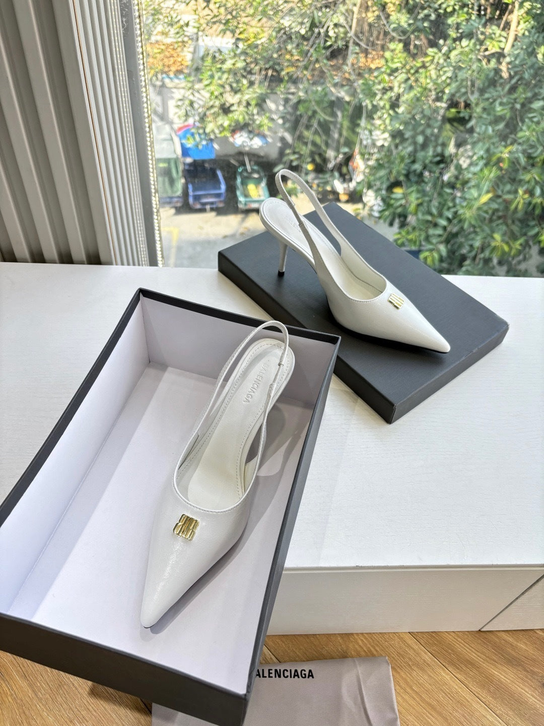 ELEGANT WHITE POINTED-TOE SLINGBACK HEELS