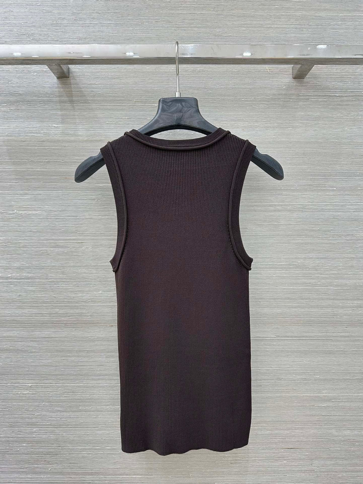 RIBBED SLEEVELESS KNIT TOP