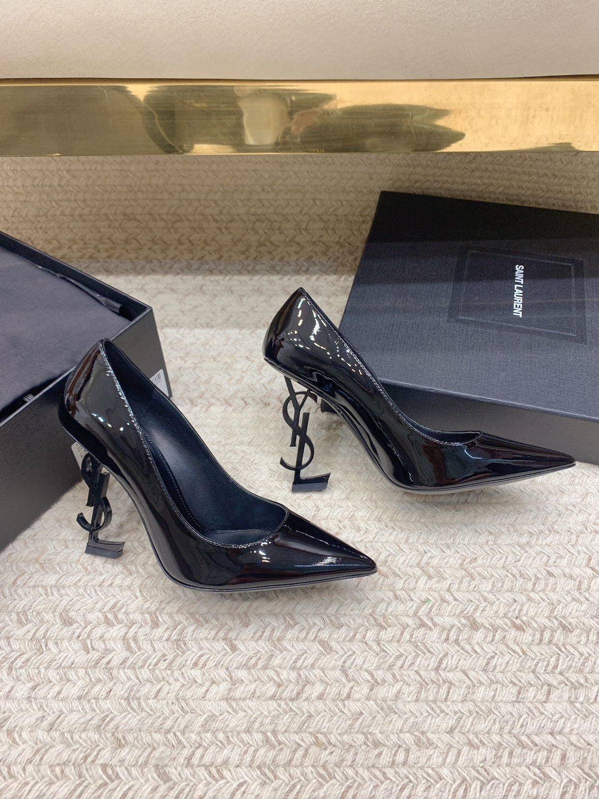 GLOSSY BLACK POINTED TOE HIGH HEELS