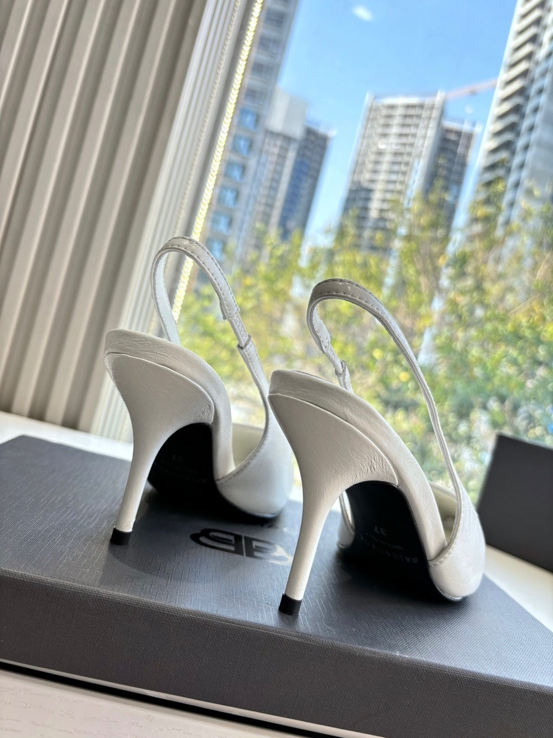 ELEGANT WHITE POINTED-TOE SLINGBACK HEELS