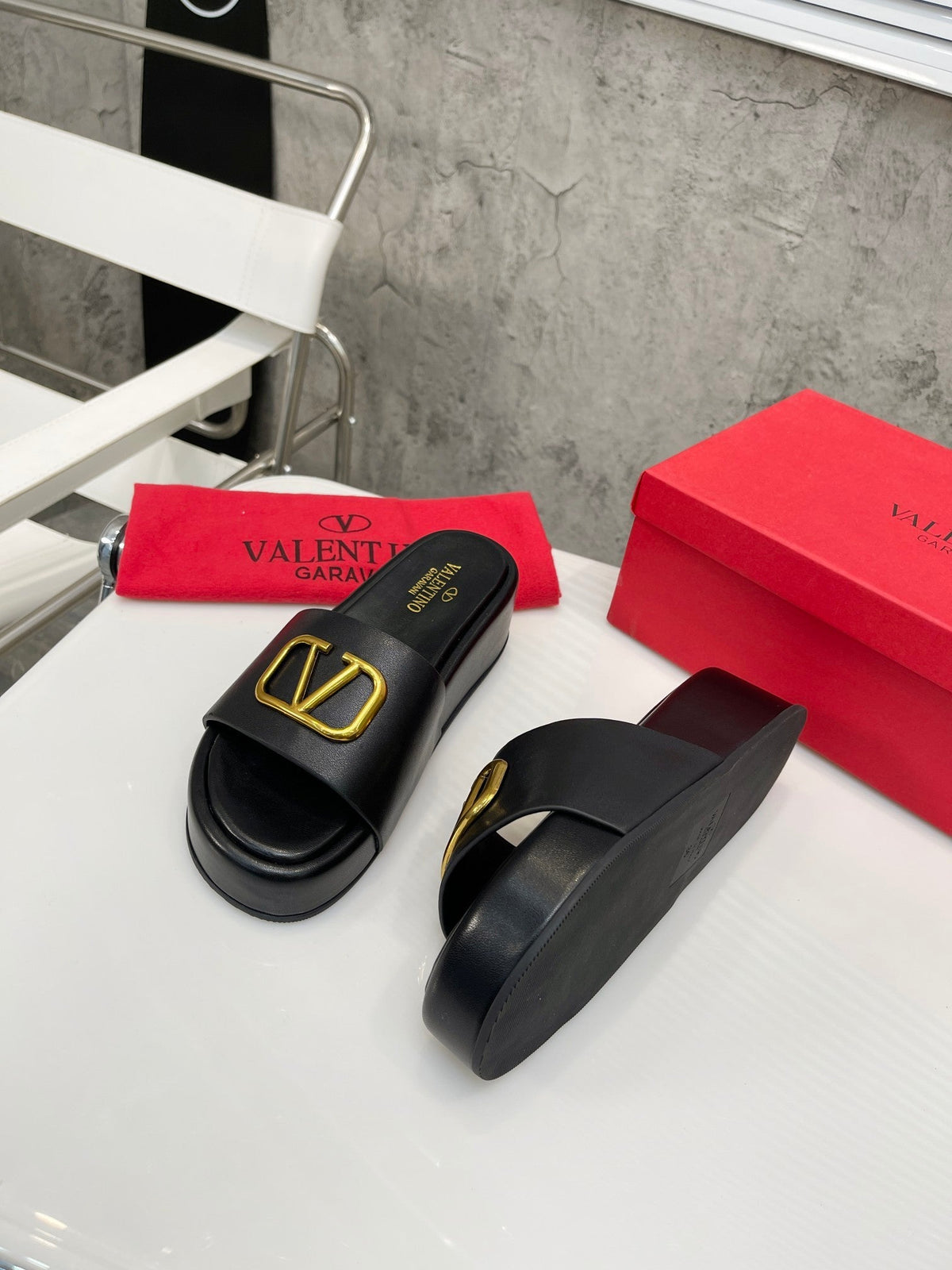 PLATFORM SLIDE SANDALS – CLASSIC BLACK WITH GOLD LOGO DETAIL