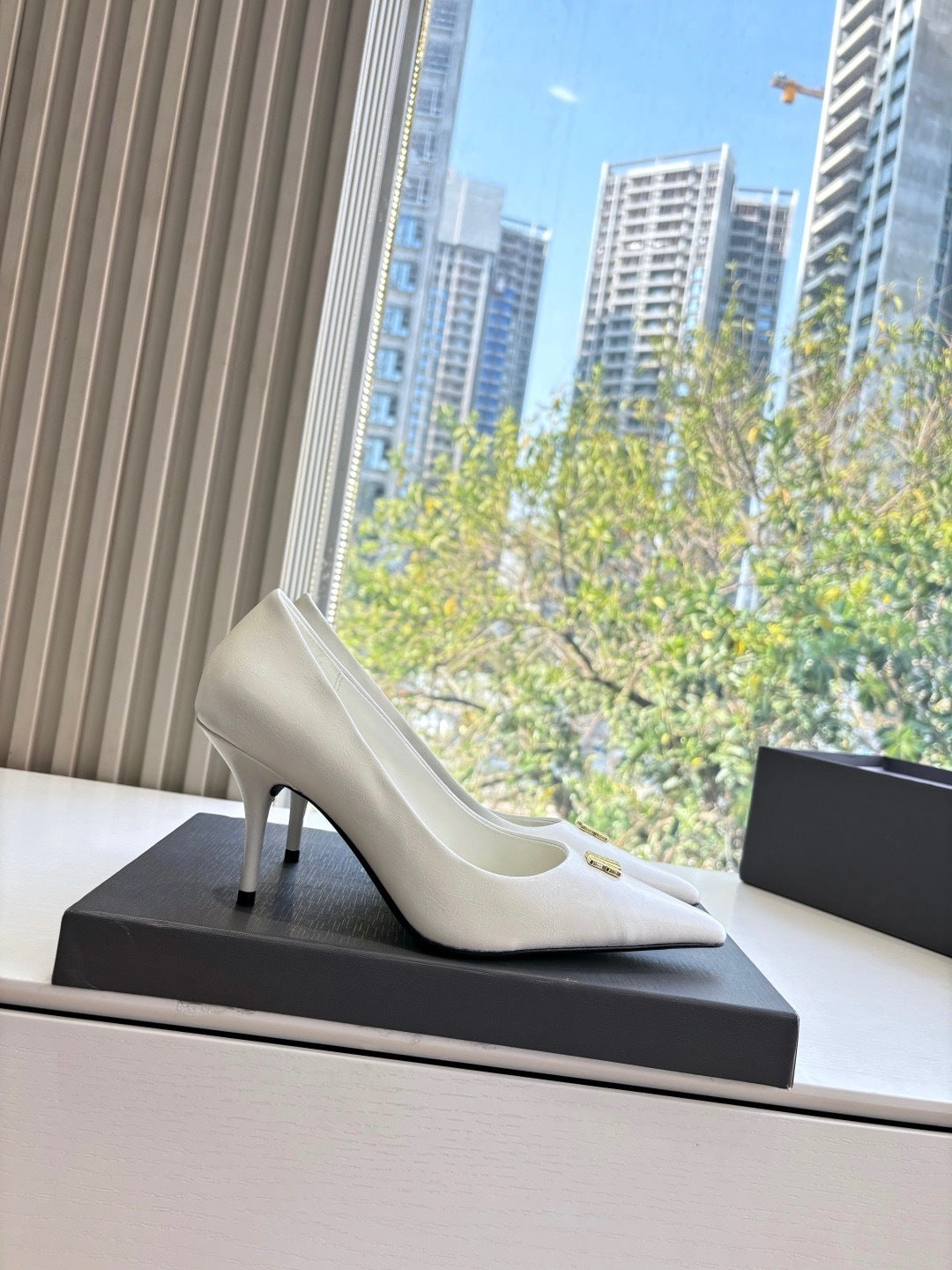 CLASSIC WHITE POINTED-TOE STILETTO HEELS