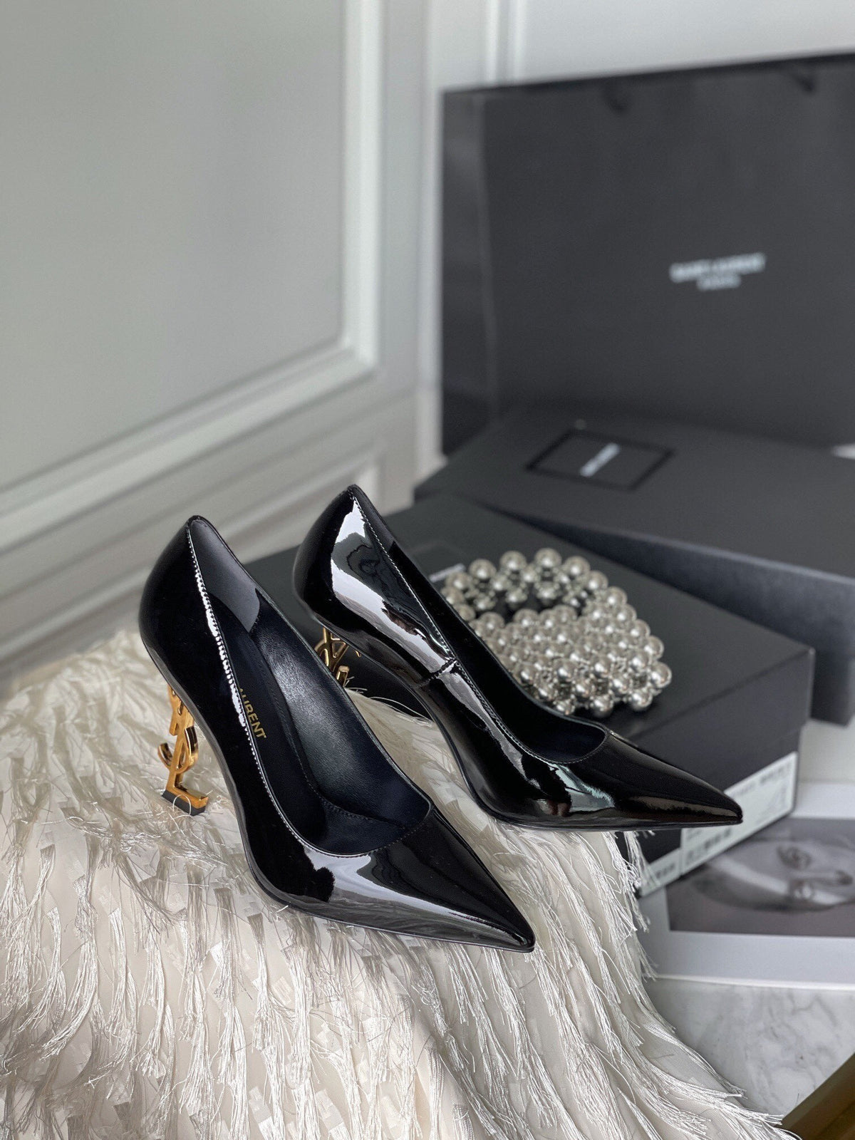 PATENT LEATHER POINTED-TOE LOGO HEEL PUMPS