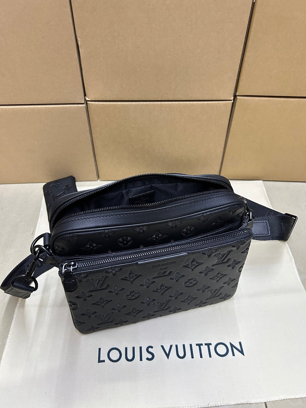 EMBOSSED LEATHER CROSSBODY BAG SET