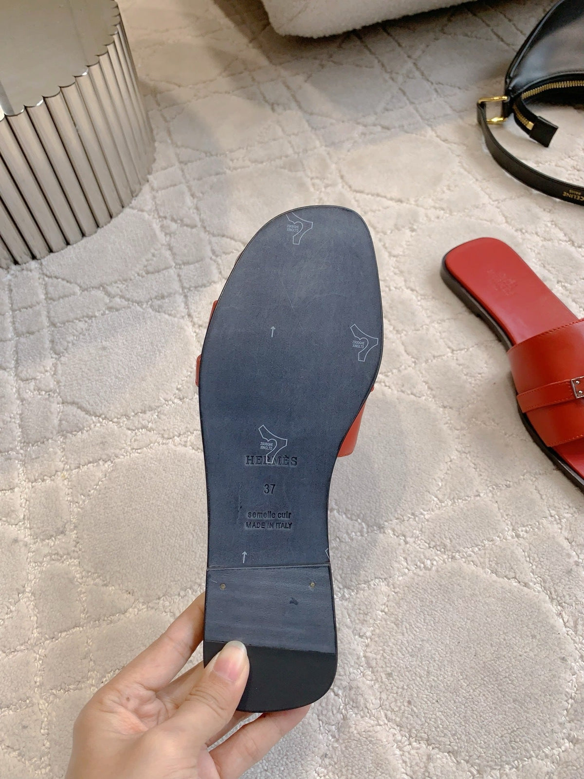 FLAT SUMMER SLIDES WITH CLEAN STRAP AND METAL DETAIL