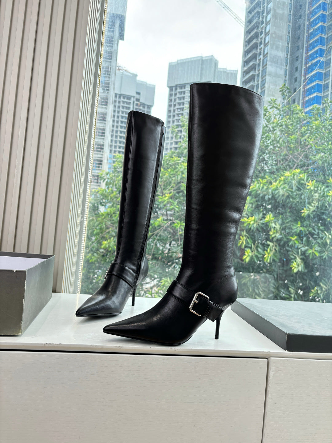 BLACK KNEE-HIGH BUCKLE HEEL BOOTS
