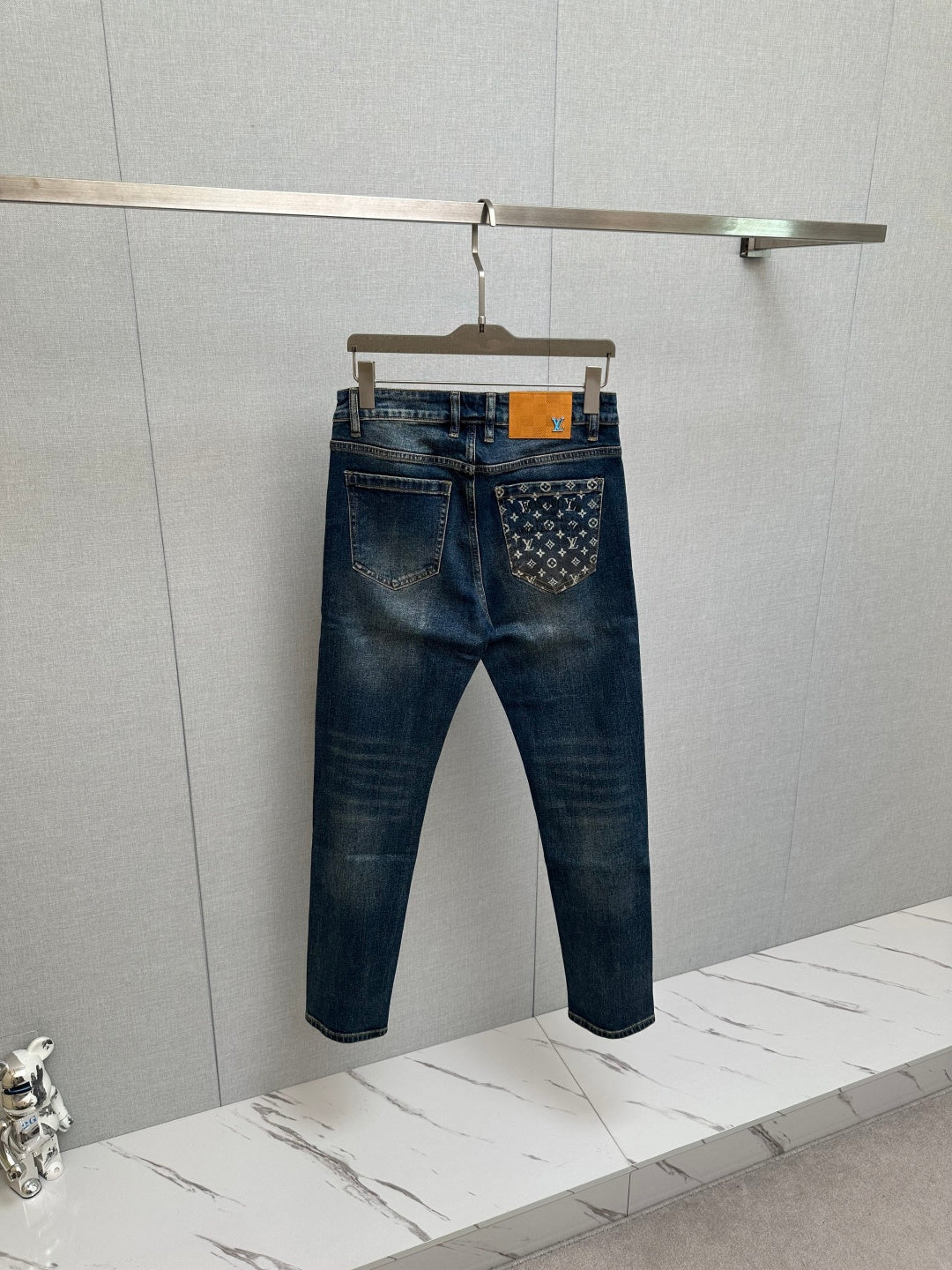 DARK BLUE DENIM JEANS WITH PATTERNED BACK POCKET DETAIL