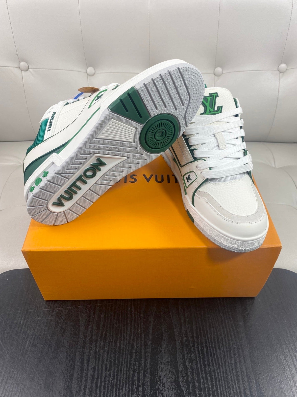 LOW-TOP LEATHER SNEAKERS WITH GREEN ACCENTS