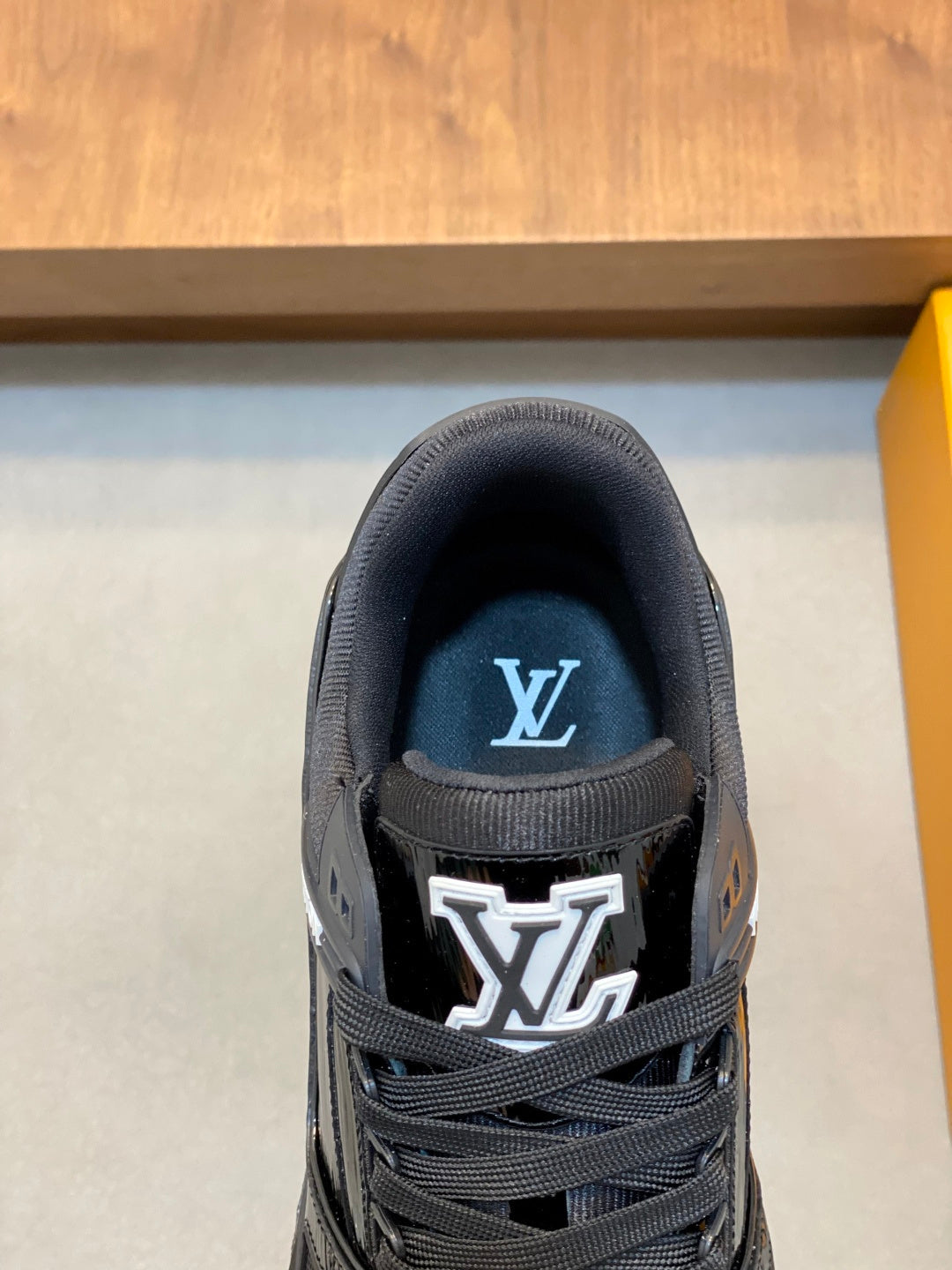 BLACK GLOSS LOW-TOP SNEAKERS