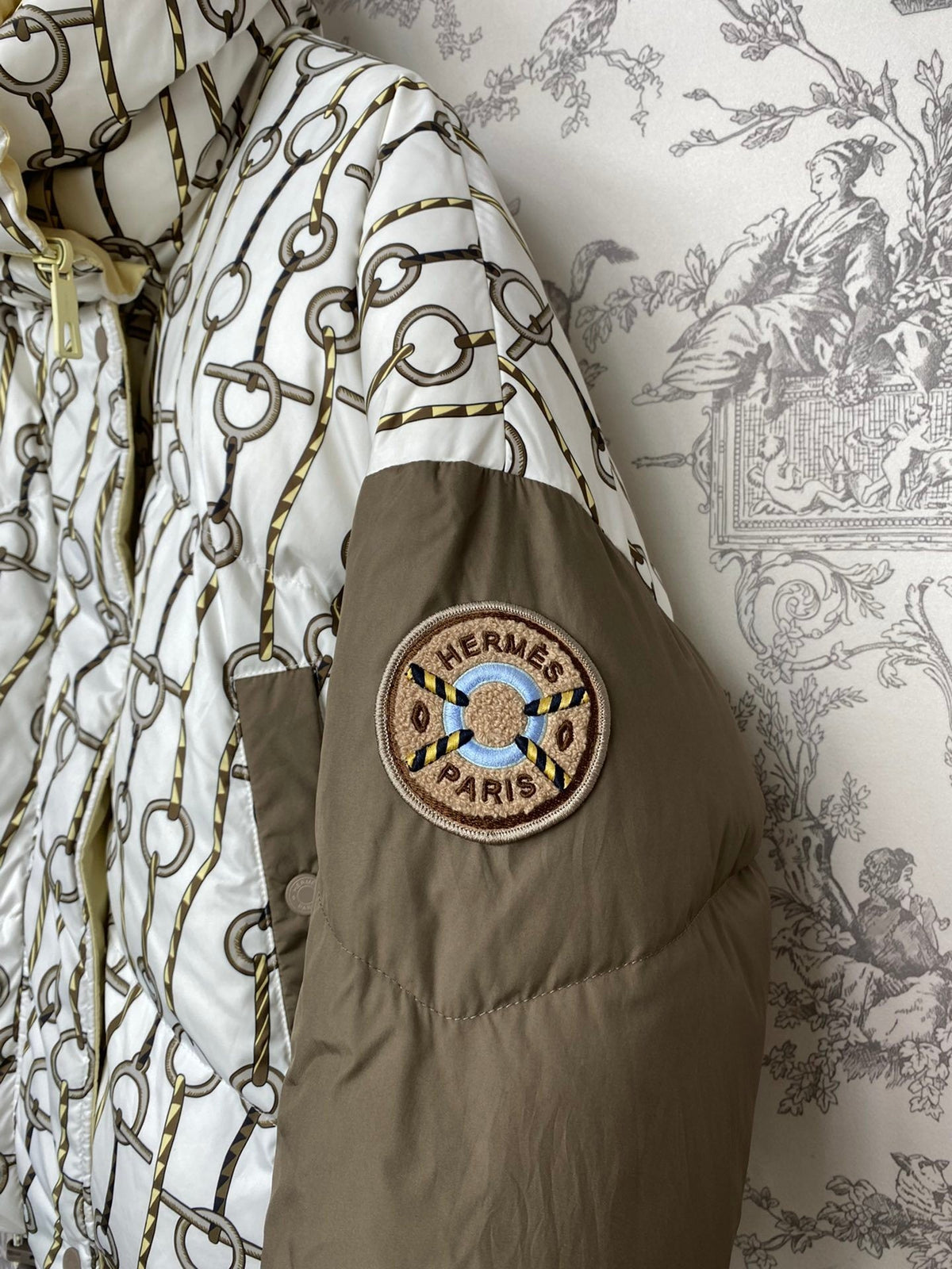 PATTERNED PUFFER JACKET WITH CONTRAST SLEEVES AND HIGH COLLAR