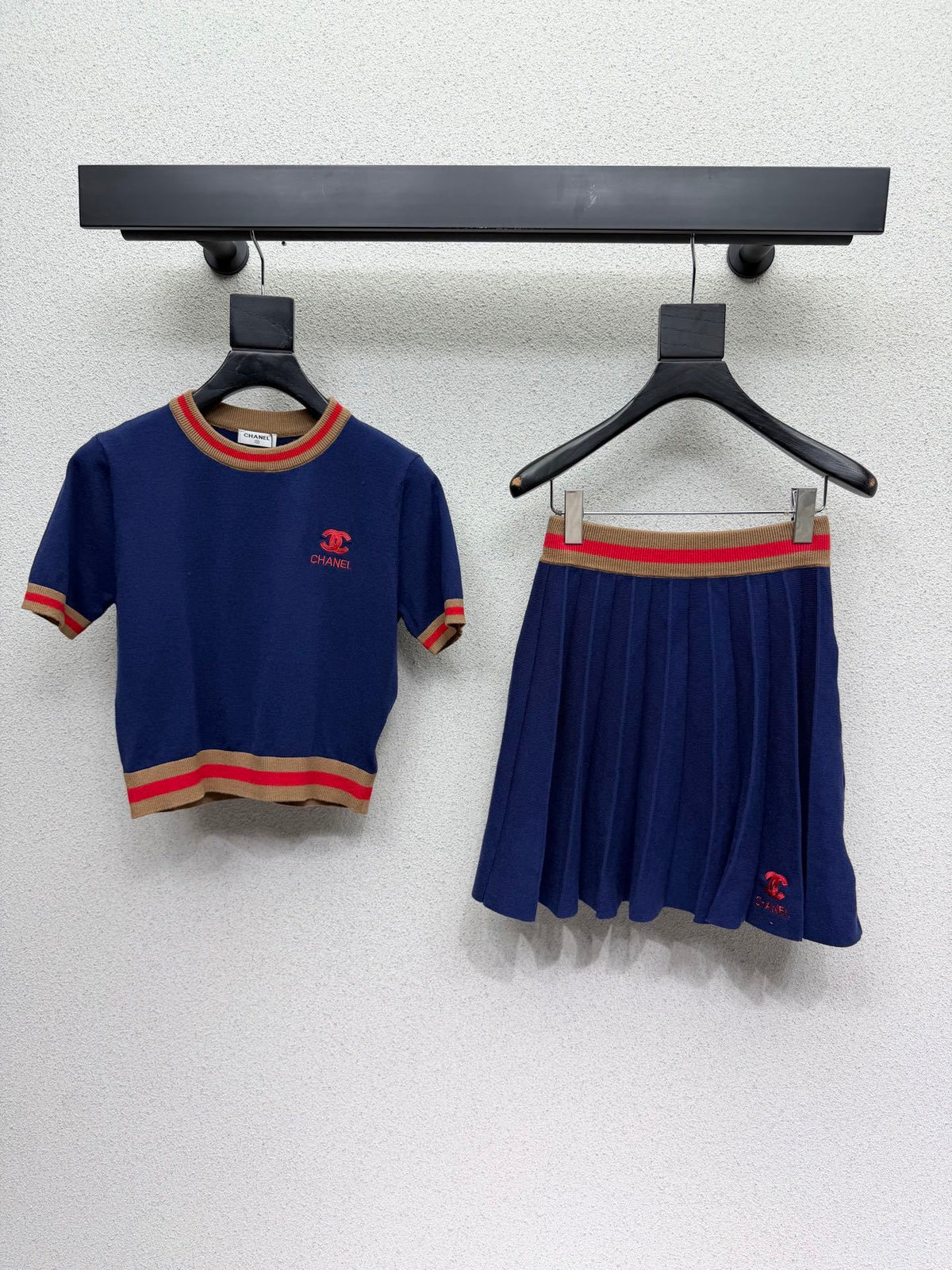 SET TEJIDO PREMIUM CON FALDA PLISADA Y TOP BORDADO