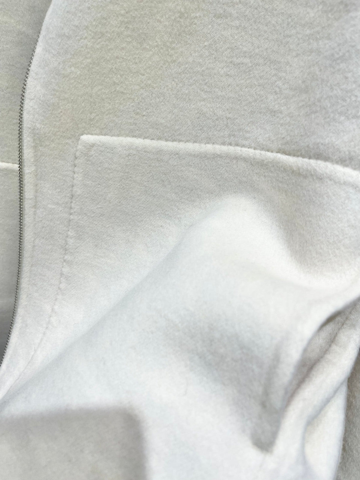 MINIMAL WOOL-BLEND ZIP COAT WITH CLEAN SILHOUETTE