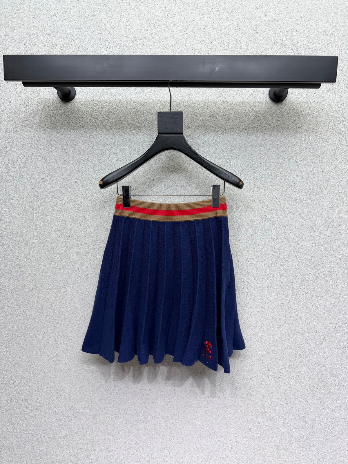 SET TEJIDO PREMIUM CON FALDA PLISADA Y TOP BORDADO