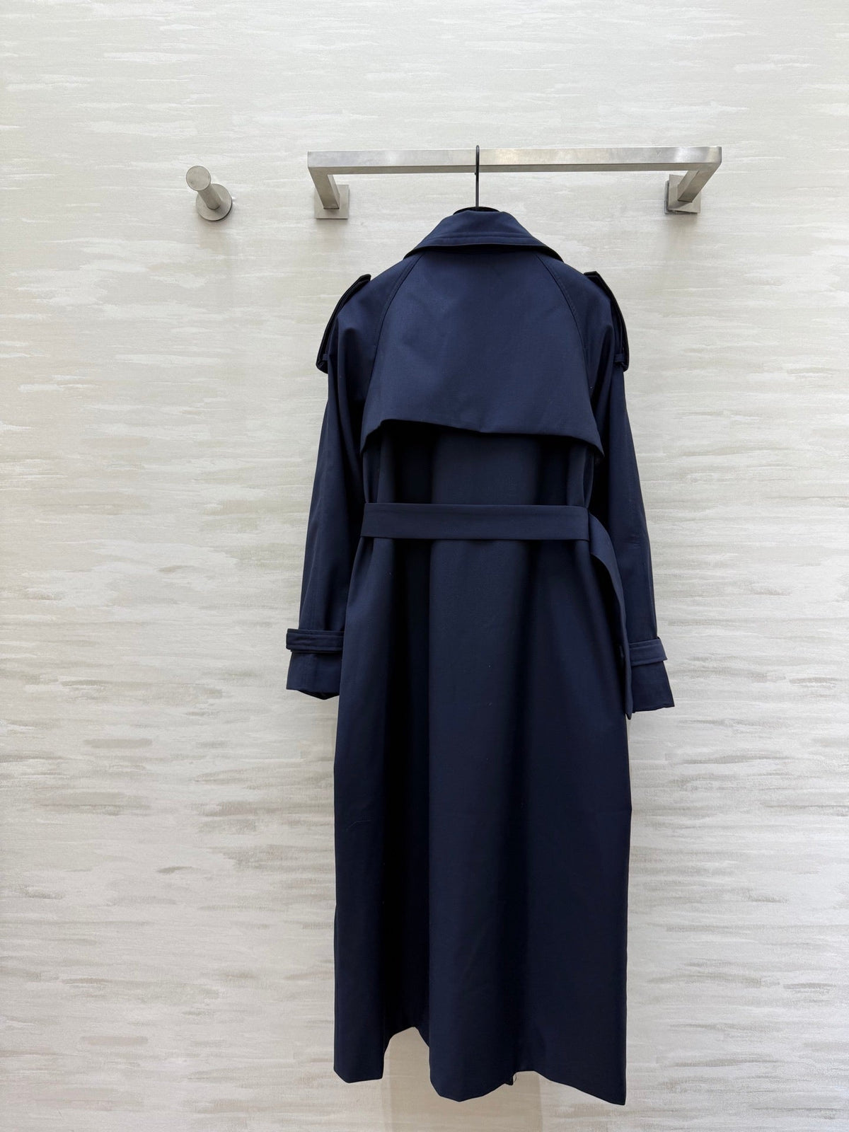 CLASSIC DOUBLE-BREASTED TRENCH COAT IN DEEP NAVY