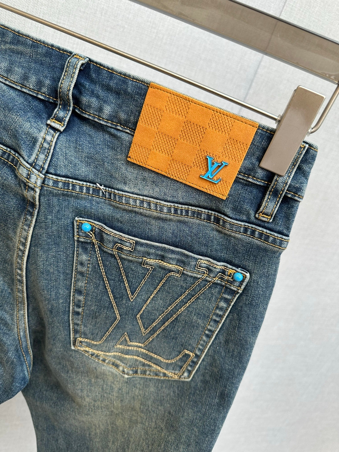 BLUE DENIM JEANS WITH CONTRAST STITCHED BACK POCKET