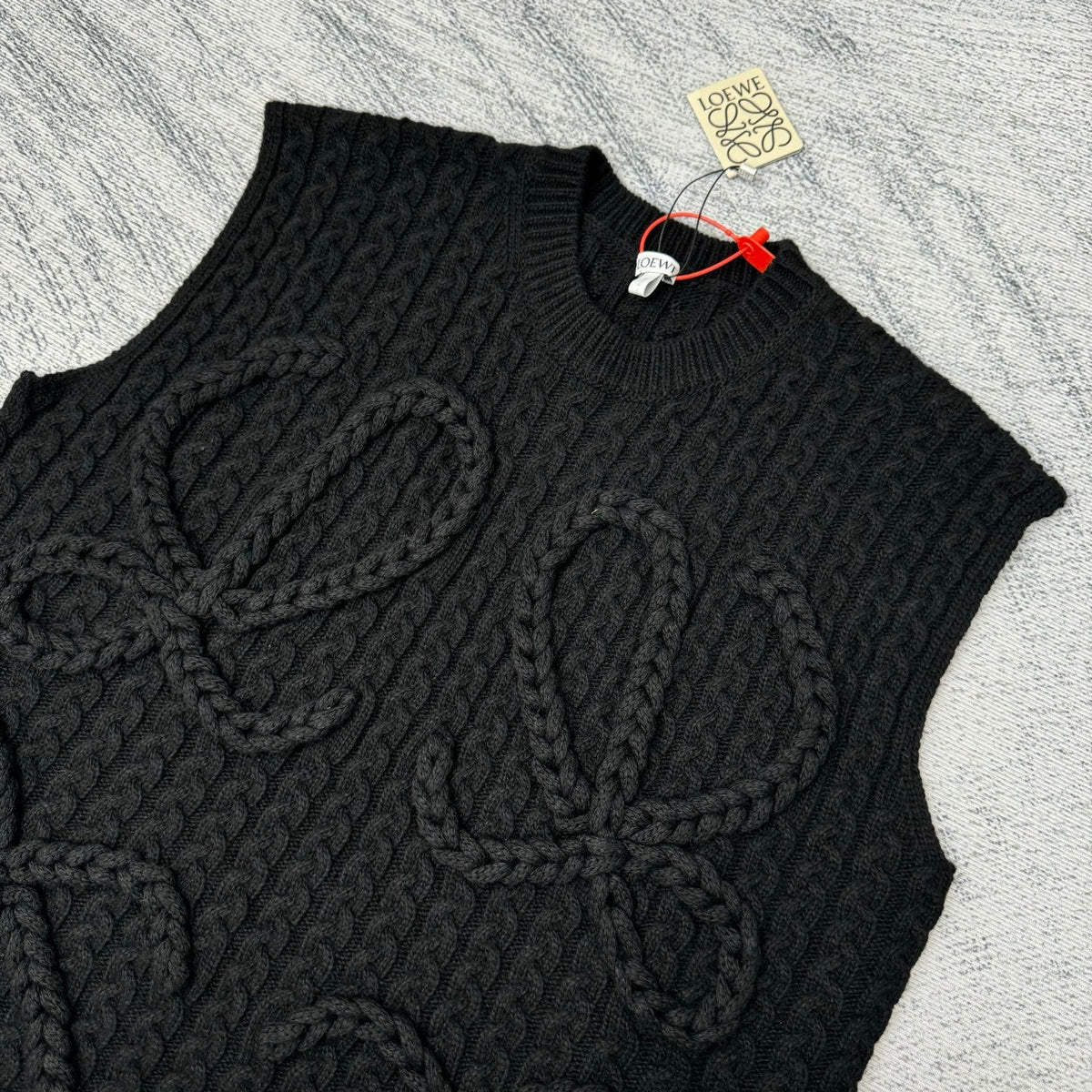 CABLE KNIT CREW NECK VEST