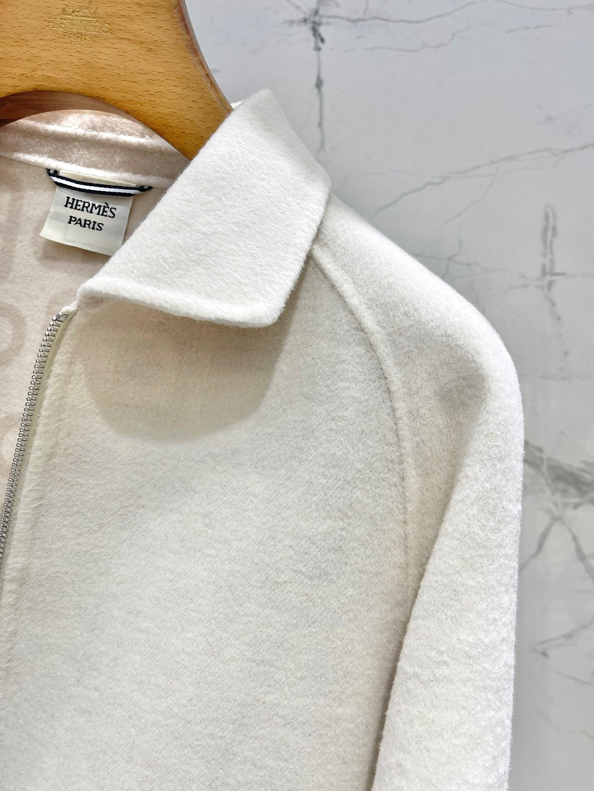 MINIMAL WOOL-BLEND ZIP COAT WITH CLEAN SILHOUETTE