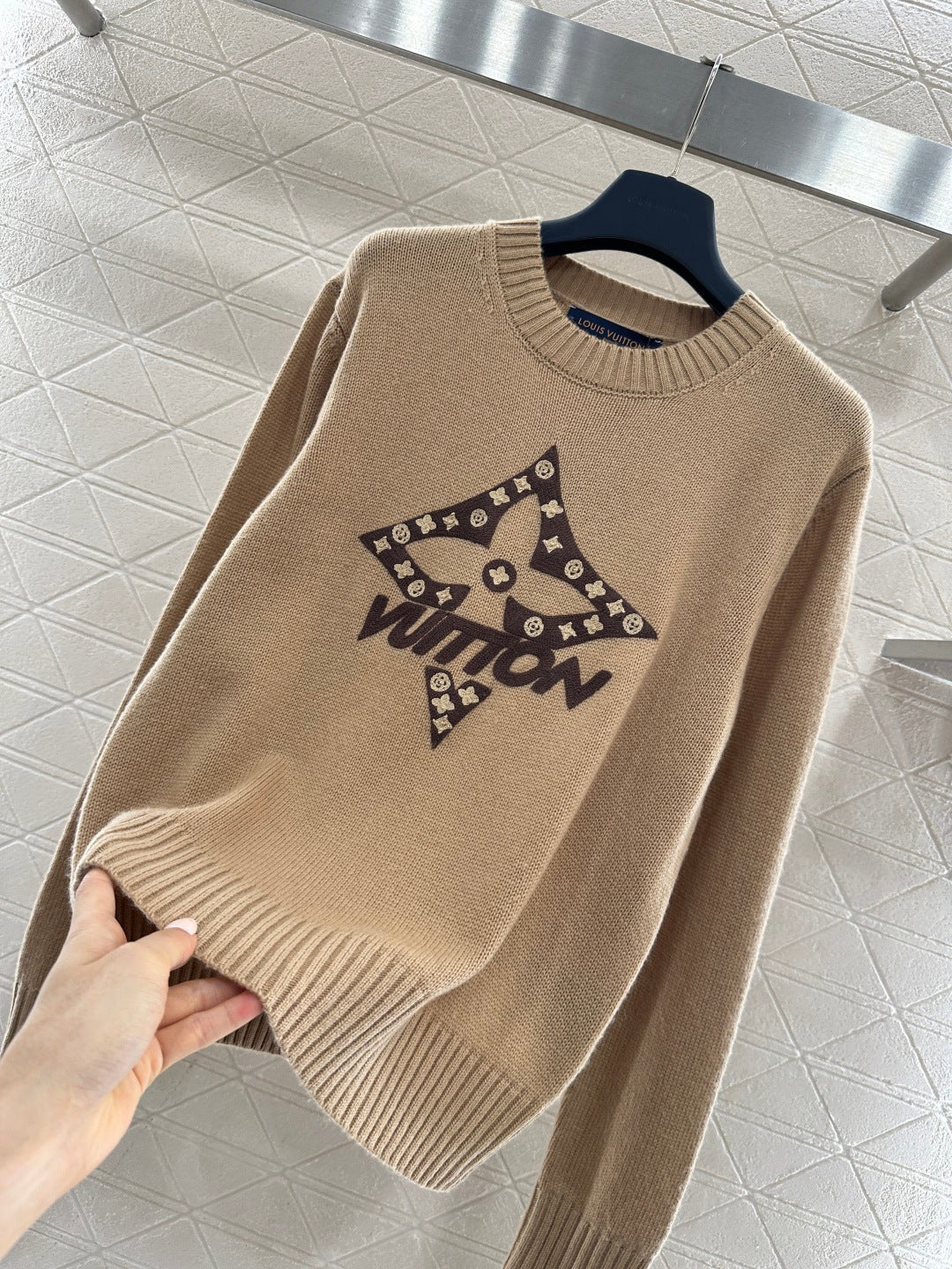 GRAPHIC CREWNECK KNIT SWEATER