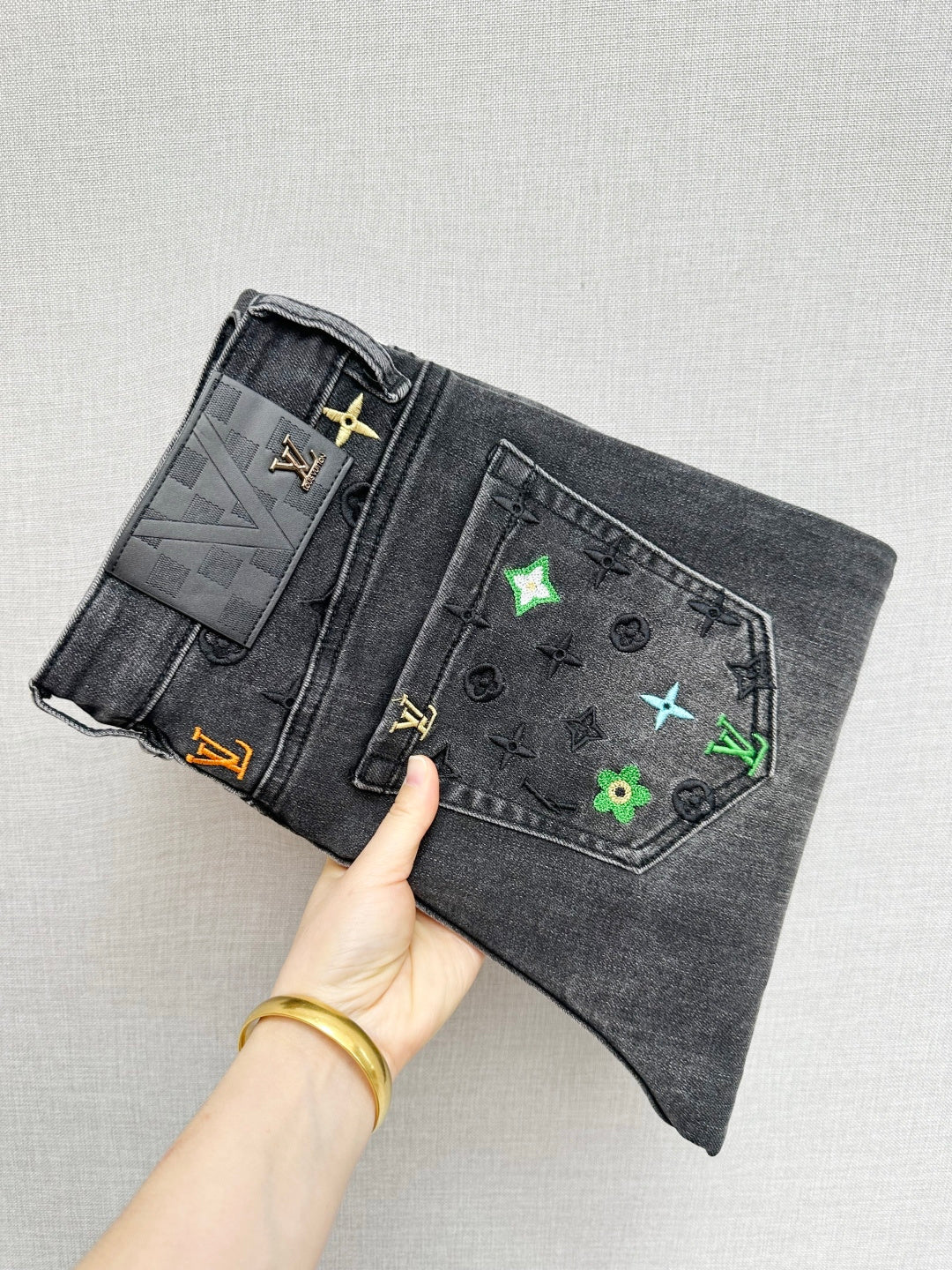 BLACK DENIM JEANS WITH EMBROIDERED BACK POCKET DETAILS