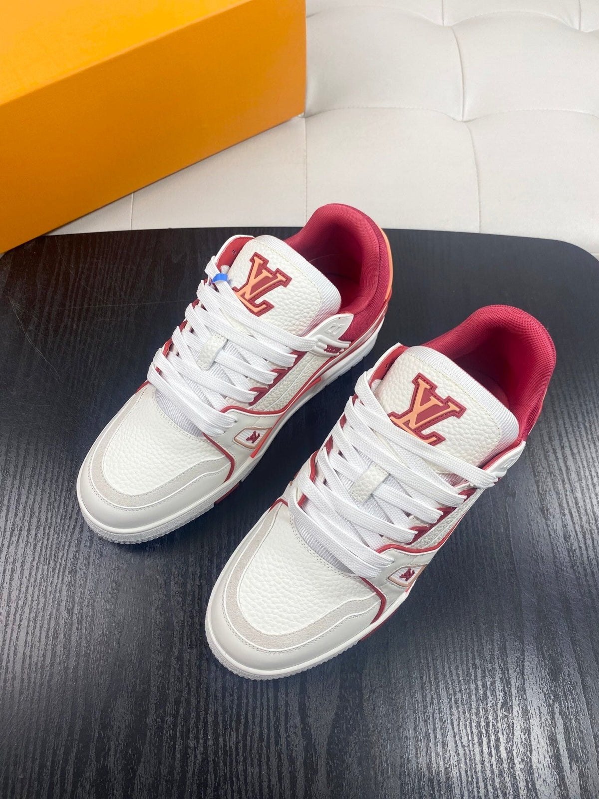 WHITE LOW-TOP SNEAKERS WITH RED ACCENTS