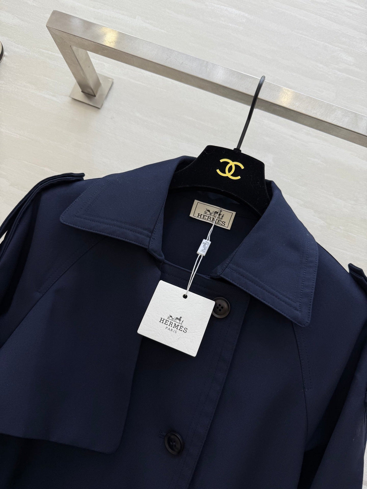 CLASSIC DOUBLE-BREASTED TRENCH COAT IN DEEP NAVY