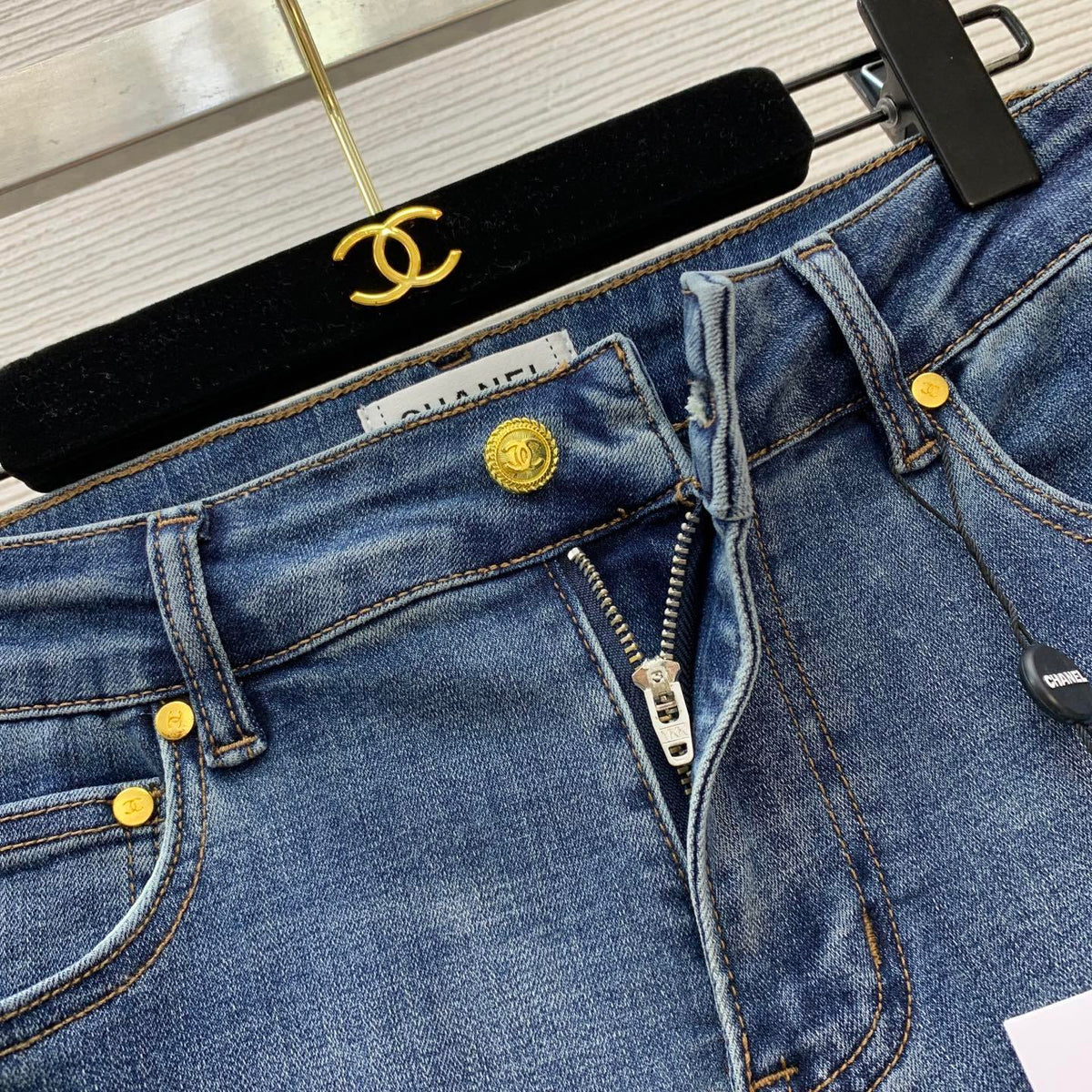 HIGH-WAIST FLARED DENIM JEANS