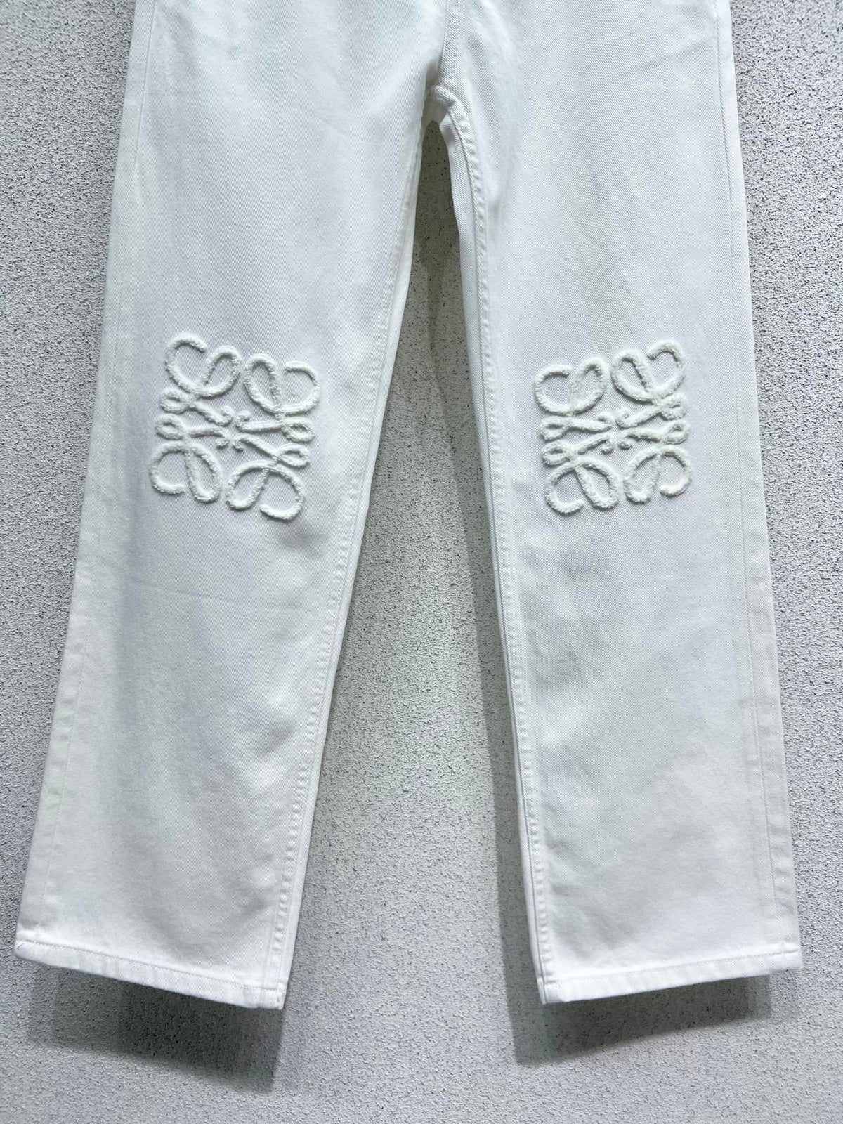 EMBOSSED LOGO STRAIGHT LEG WHITE DENIM JEANS