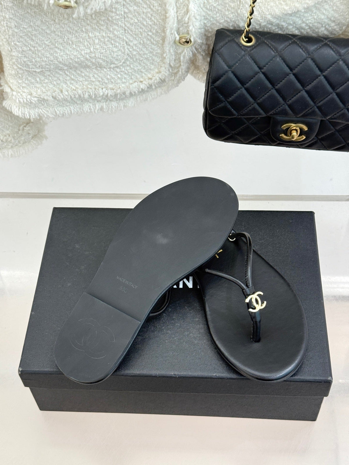 BLACK MINIMAL THONG SANDALS