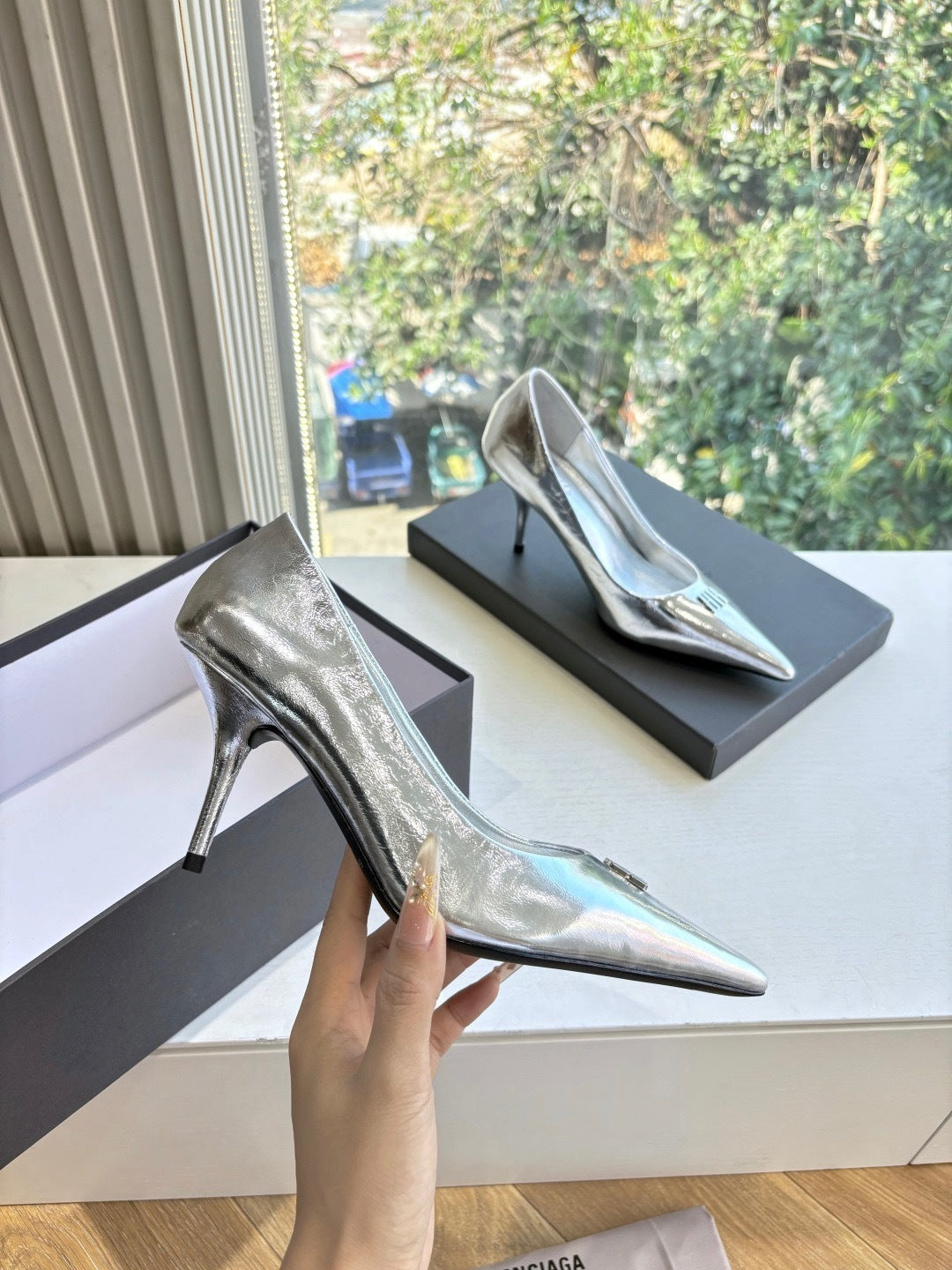 METALLIC SILVER POINTED-TOE HIGH HEEL PUMPS