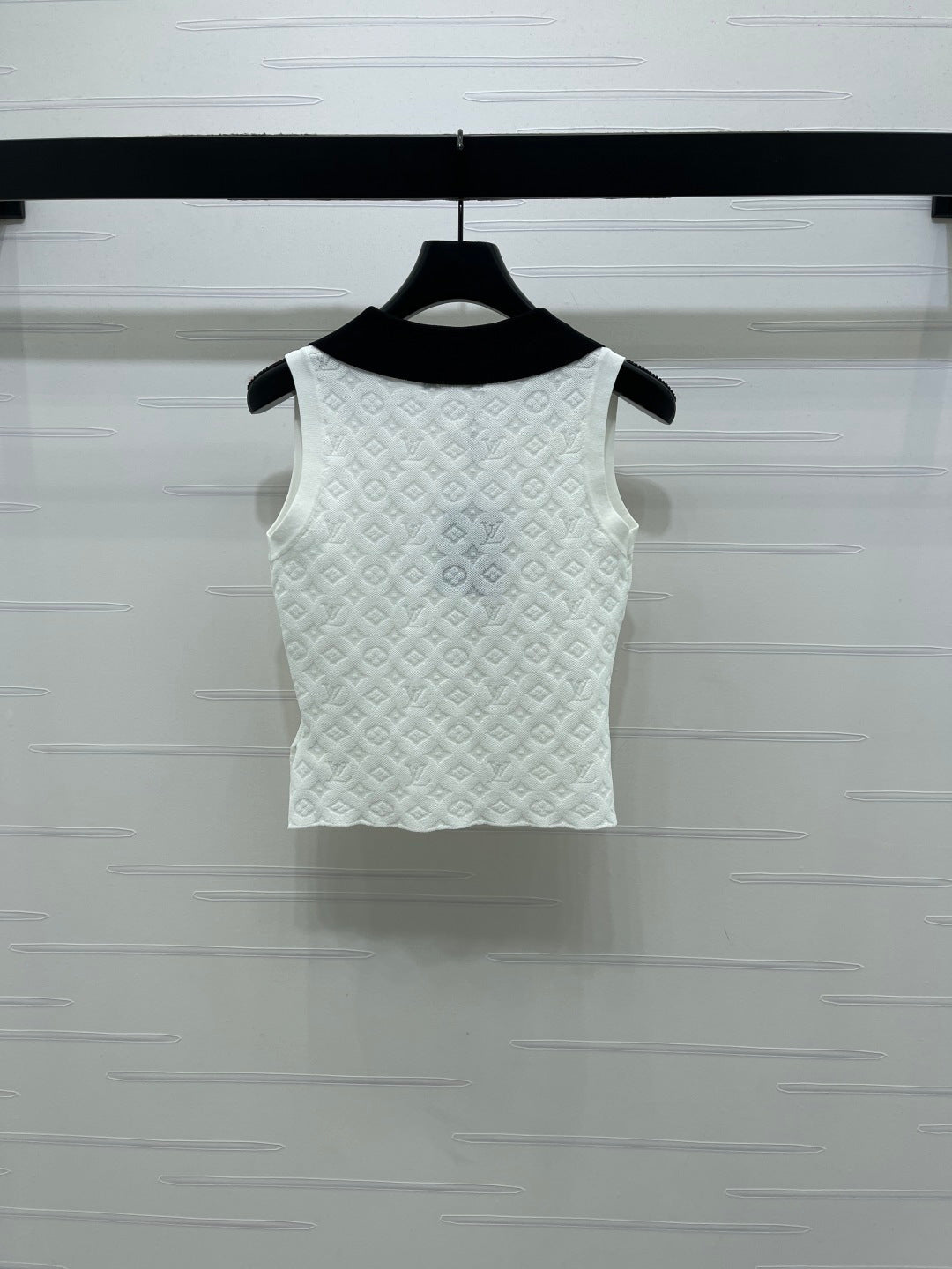 TEXTURED LOGO COLLARED SLEEVELESS TOP