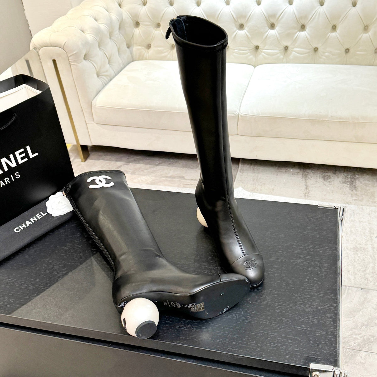 BLACK LEATHER KNEE-HIGH BOOTS WITH SCULPTURAL HEEL