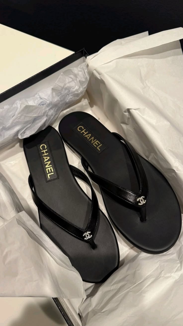 CLASSIC BLACK SANDALS