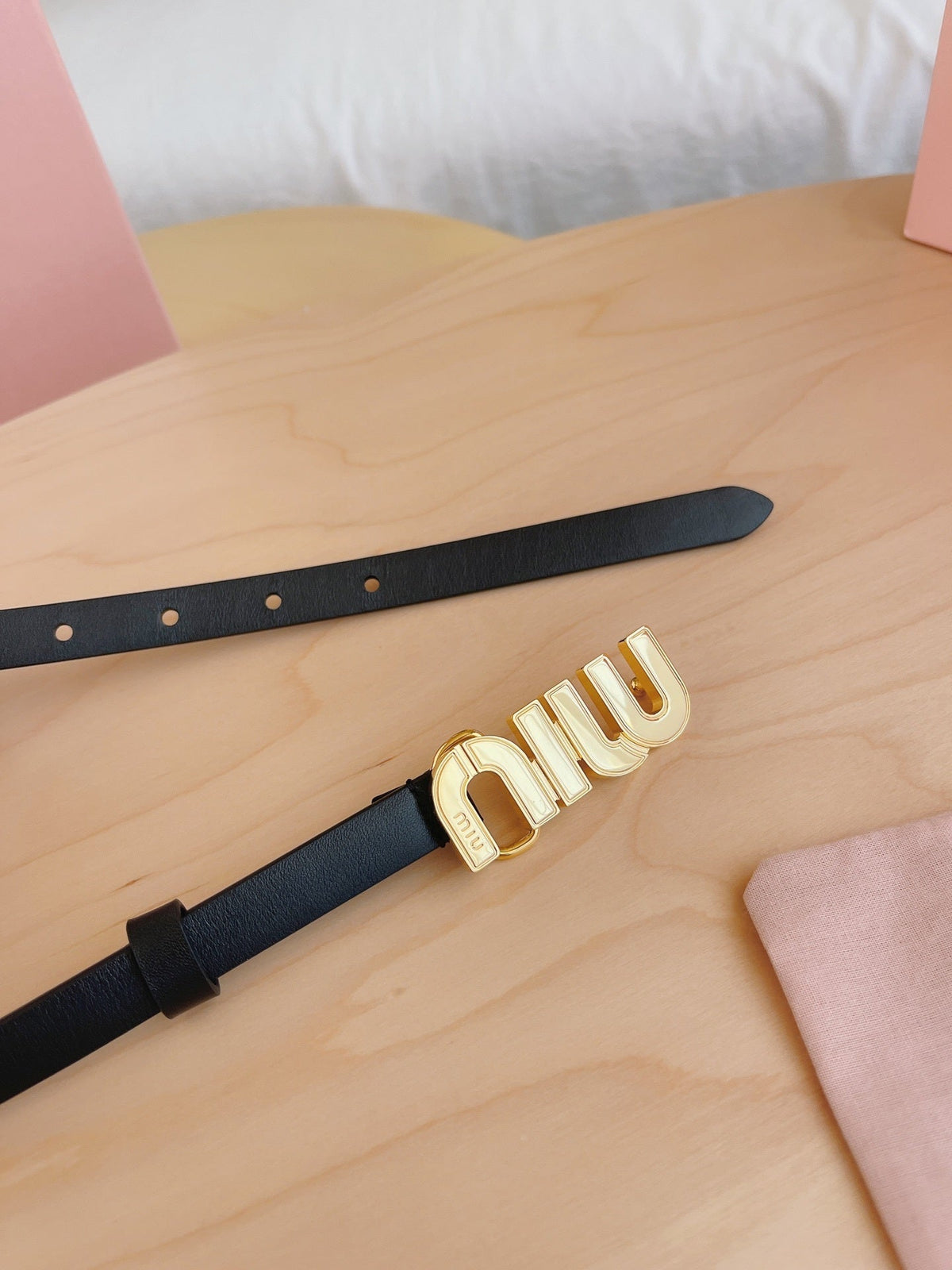 BLACK LEATHER BELT WITH GOLD-TONE LOGO BUCKLE