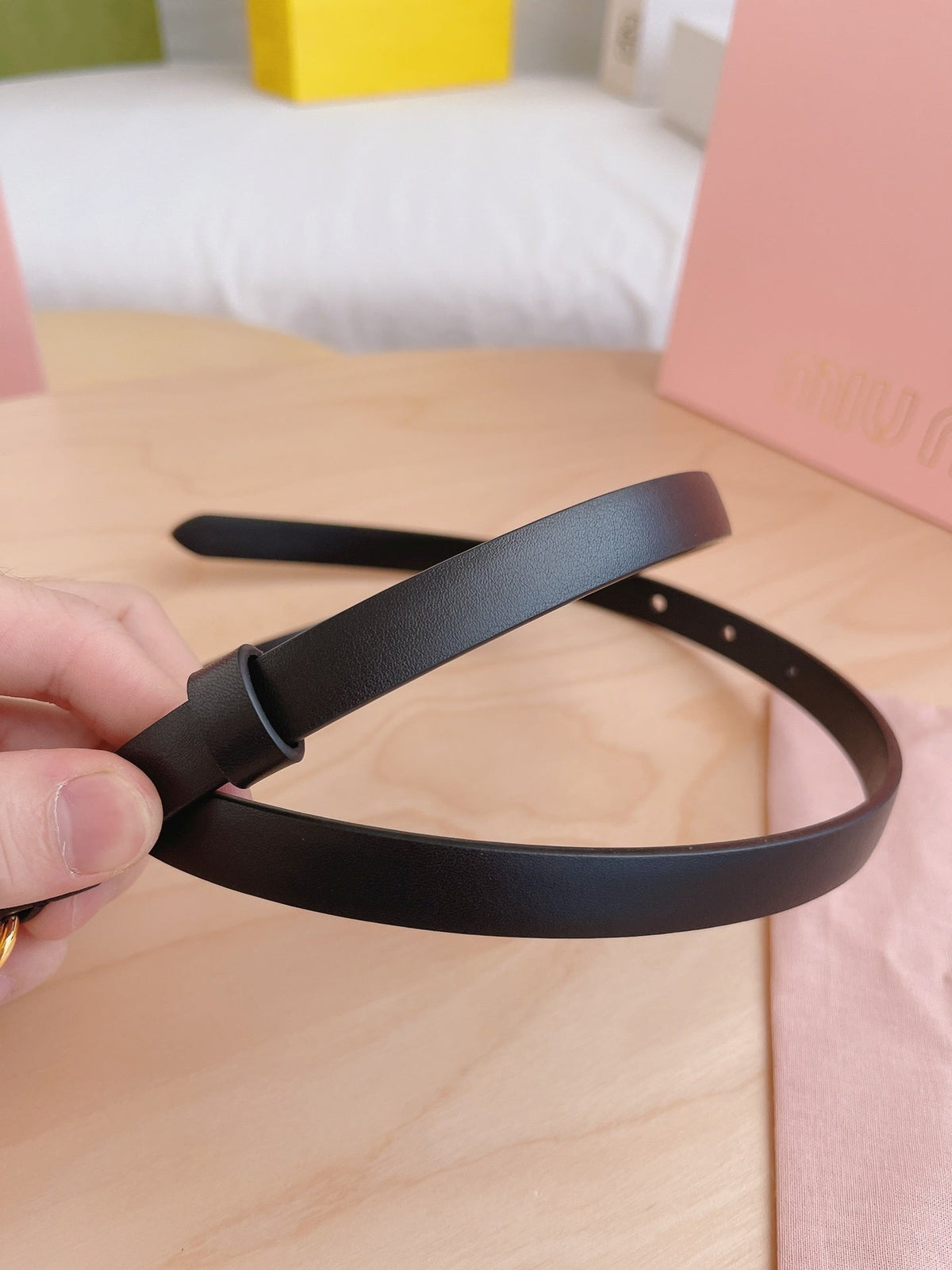 BLACK LEATHER BELT WITH GOLD-TONE LOGO BUCKLE