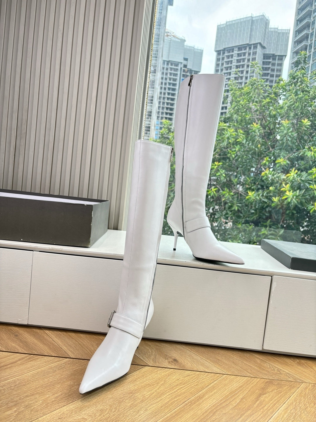 WHITE KNEE-HIGH BUCKLE HEEL BOOTS
